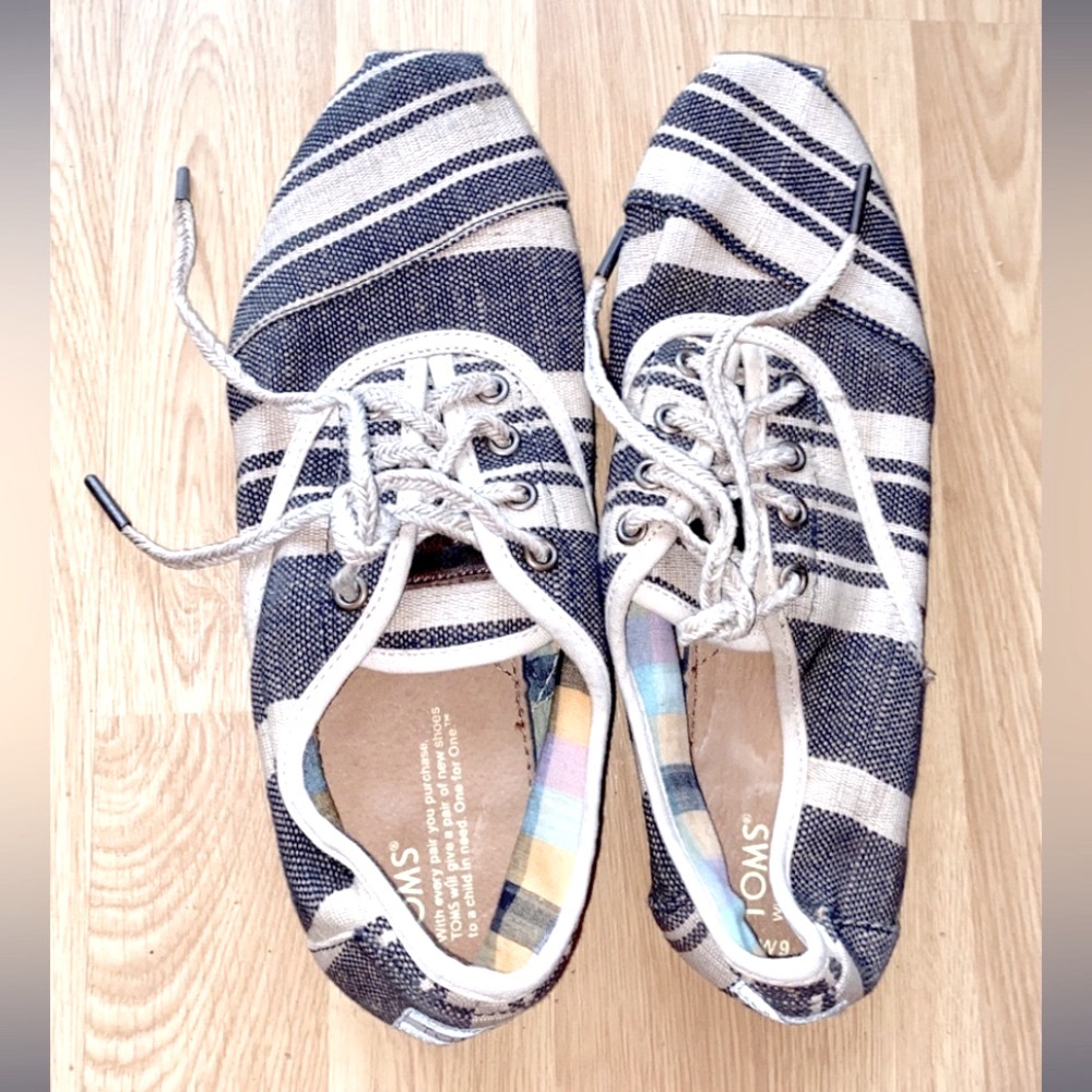 NWOT Toms Canvas Shoes 9W
